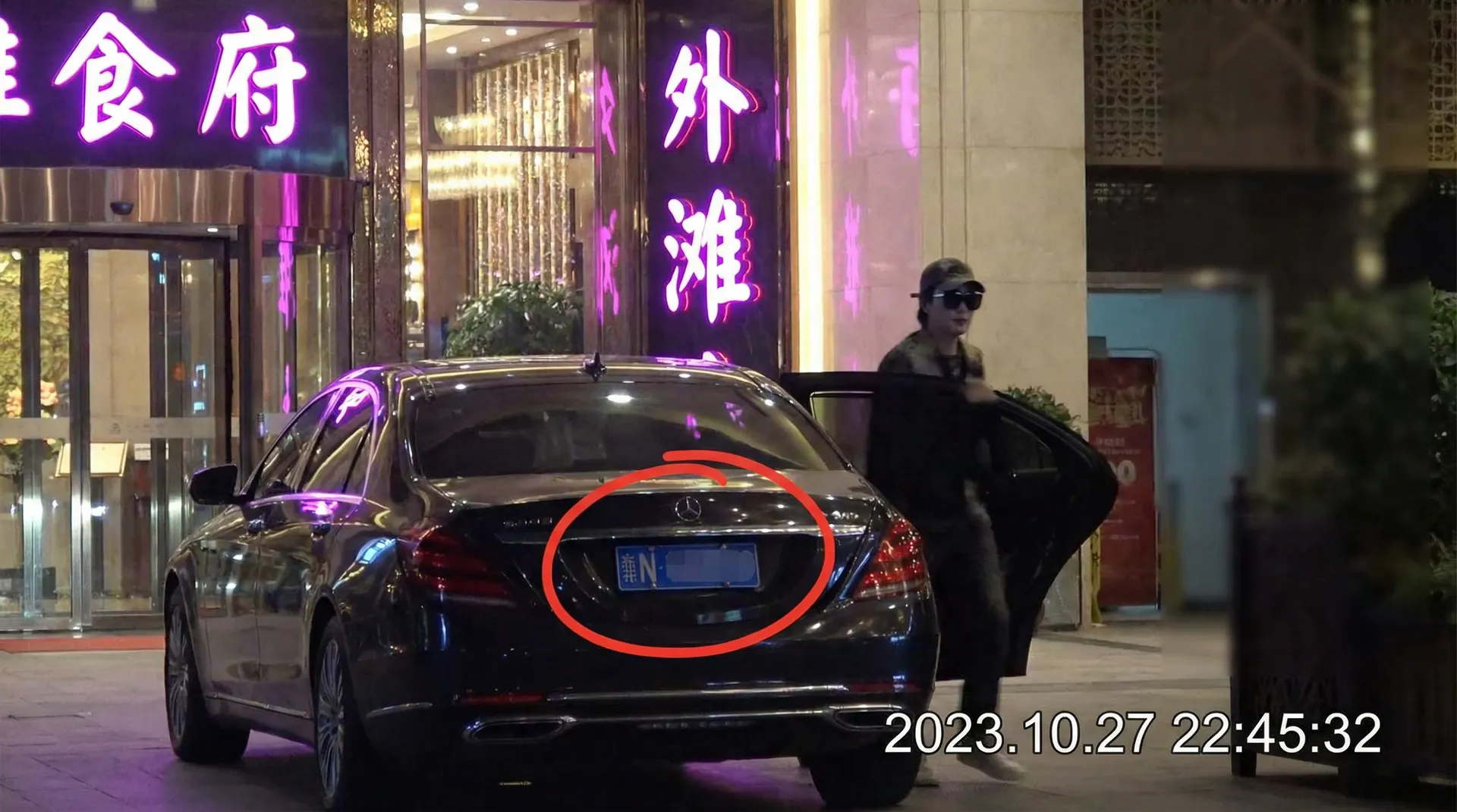小马拉大车-动漫全集下载|小马拉大车高清不卡播放 - 豪车餐厅外被拍